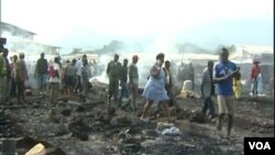 People assess the damage in part of a burned down market in Limbe, Cameroon, April 3, 2017. (M.E. Kindzeka/VOA)