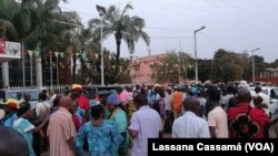 Militantes do PAIGC em frente à sede em Bissau 