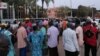 Militantes do PAIGC em frente à sede em Bissau (Foto de Arquivo)