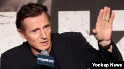 영화배우 리암 니슨이 13일 서울에서 열린 영화 '인천상륙작전' 기자회견에서 취재진의 질문에 답하고 있다.