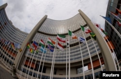 Bendera Iran dan bendera negara lain berkibar di depan kantor pusat organisasi Badan Tenaga Atom Internasional (IAEA) di Wina, Austria, 5 Juni 2023. (Leonhard Foeger/REUTERS)