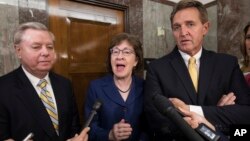 Para Senator Partai Republik, dari kiri: Lindsey Graham, Susan Collins, dan Jeff Flake, berbicara kepada media di gedung Capitol, Washington DC (foto: dok). 