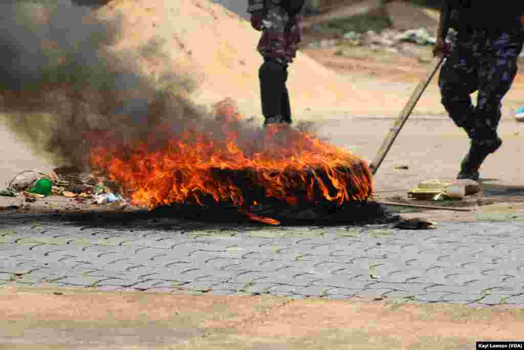 Des manifestations dans les rues de Lomé, au Togo, le 18 octobre 2017. (VOA/Kayi Lawson)