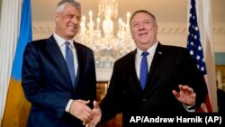 Kosovski predsednik Hašim Tači i američki državni sekretar Majk Pompeo (Foto: AP/Andrew Harnik)