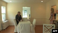 Glorija Krouli zajedno sa enterijerisktinjom Džonijom Helm ulepšava praznu kuću da bi se dopala kupcima.