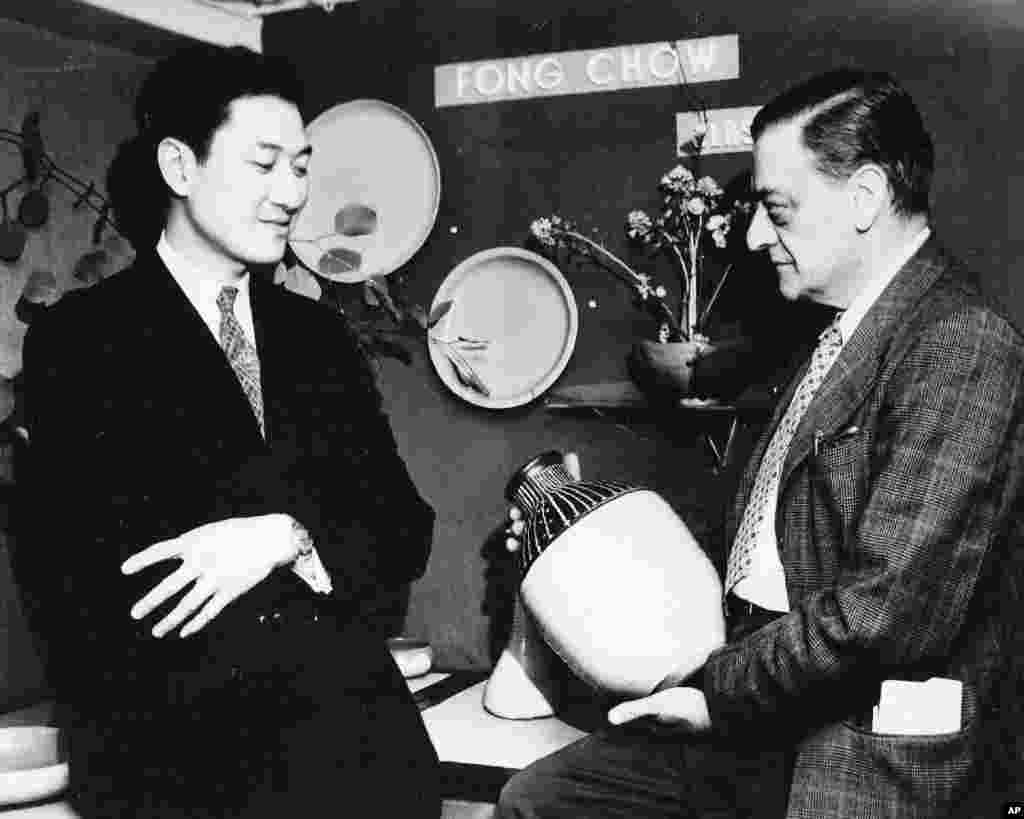 老照片回顾：美国之音中文广播70年