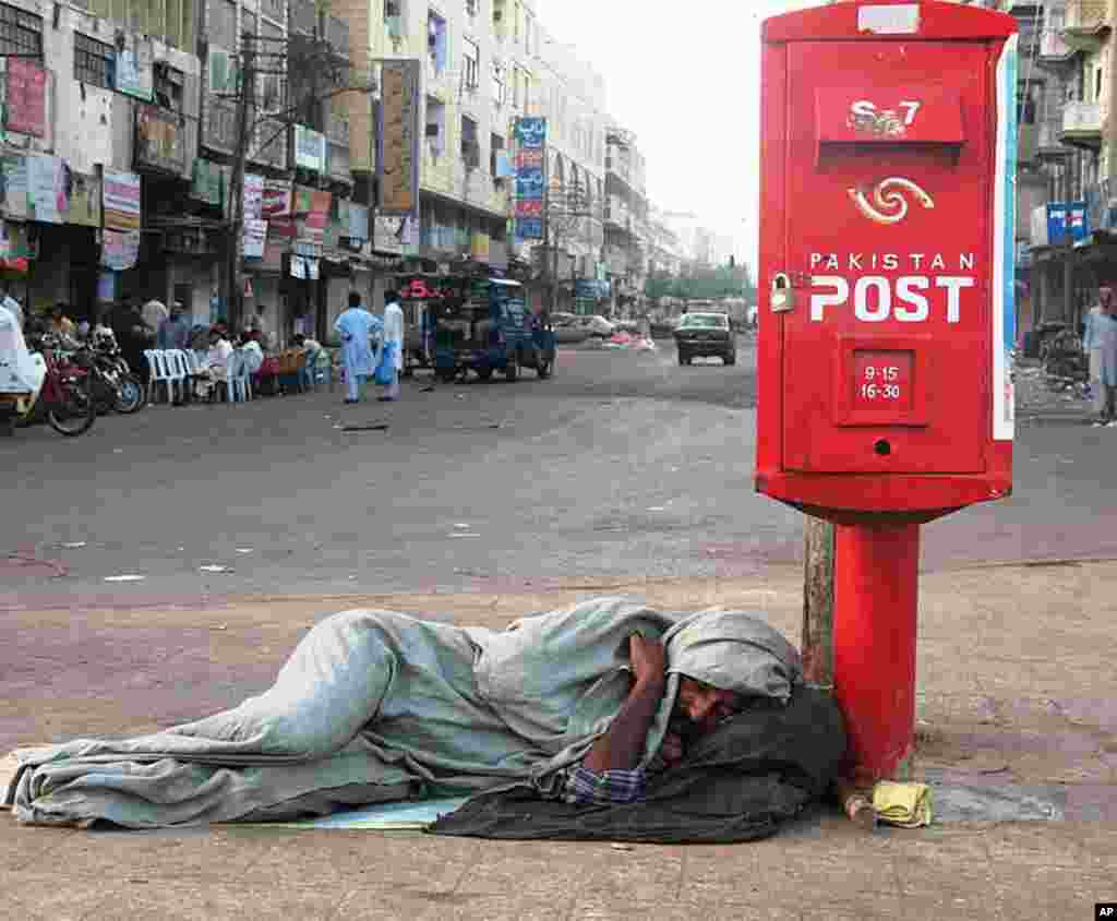 Bằng Danh Dự dành cho bức ảnh - Ngủ cạnh thùng thư, Karachi, Pakistan (Ảnh Waqas Shahid) 