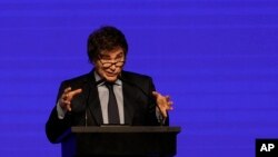 El presidente de Argentina, Javier Milei, pronuncia un discurso durante la Conferencia de Acción Política Conservadora en Buenos Aires, Argentina, el 4 de diciembre de 2024. AP