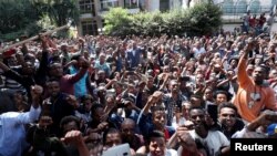 Oromo youths shout slogans outside Jawar Mohammed's house, an Oromo activist and leader of the Oromo protest, in Addis Ababa, Ethiopia, Oct. 23, 2019. 
