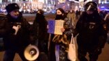 Полиция задерживает демонстранта с плакатом в Москве, Россия, 24 февраля 2022 года