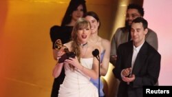 Taylor Swift prima nagradu za album godine za Midnights na 66. dodjeli nagrada Grammy u Los Angelesu, Kalifornija, SAD, 4. februara 2024.