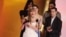 Taylor Swift prima nagradu za album godine za Midnights na 66. dodjeli nagrada Grammy u Los Angelesu, Kalifornija, SAD, 4. februara 2024.