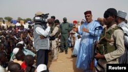 Le ministre de l'Intérieur nigérien Mohamed Bazoum parle aux déplacés du camp de Diffa, au Niger, le 18 juin 2016.