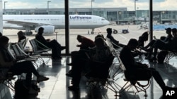 지난 15일 독일 프랑크프루트 공항의 여행객들.