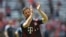 Xabi Alonso salue les fans du Bayern Munich lors du match contre SC Freiburg, Allemagne, le 20 mai 2017.