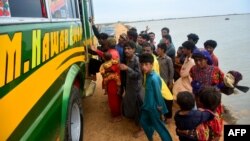 Warga dievakuasi dari daerah pesisir Keti Bandar menjelang datangnya topan Biparjoy di distrik Thatta, provinsi Sindh, Pakistan hari Selasa, 13 Juni 2023.