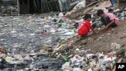 Anak-anak bermain dekat sungai yang sangat kotor di Jakarta. (Foto: Dok)