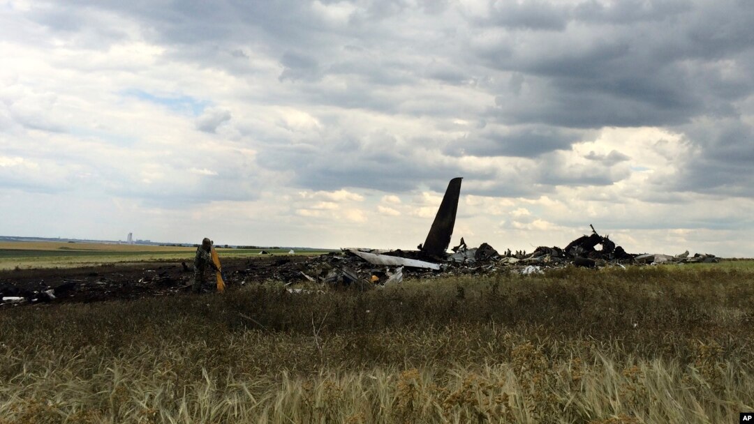 Đống đổ nát của chiếc máy bay Il-76 bị bắn rơi tại sân bay gần Luhansk, Ukraine, 14/6/2014.