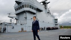 Francuski predsjednik Emmanuel Macron šeta palubom amfibijskog nosača helikoptera Dixmude usidrenog u bazi francuske mornarice Toulon, Francuska, 9. novembra 2022.