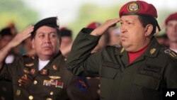 El presidente Hugo Chávez junto a su ministro de Defensa, el general Henry Rangel Silva (izquierda), uno de los presuntos implicados.