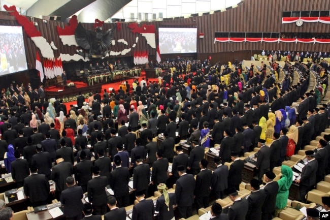 FILE - Anggota DPR RI membacakan sumpah mereka dalam upacara pelantikan di Jakarta, Selasa, 1 Oktober 2019. (Mario Jose/AP)