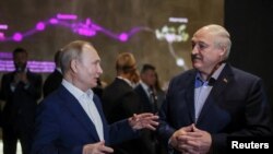 ARCHIVO - El presidente ruso, Vladimir Putin, y el presidente bielorruso, Alexander Lukashenko, visitan el Museo de la Gloria Naval en Kronstadt, cerca de San Petersburgo, Rusia, el 23 de julio de 2023.
