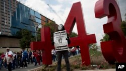 Para demonstran Meksiko melakukan unjuk rasa atas hilangnya 43 mahasiswa dalam aksi di Mexico City pada 1 Mei lalu (foto: dok).