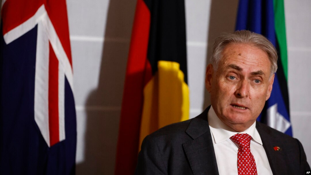 El ministro de Comercio de Australia, Don Farrell, asiste a una conferencia de prensa luego de una reunión con el ministro de Comercio de China, Wang Wentao, en Beijing, China, el viernes 12 de mayo de 2023.