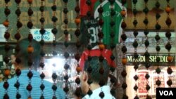 En las calles de El Cairo todo el mundo habla de fútbol, aunque no estrictamente de la parte deportiva.