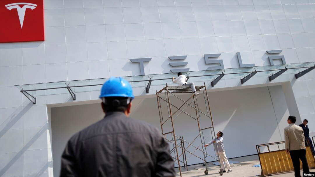 Showroom Tesla di Shanghai.