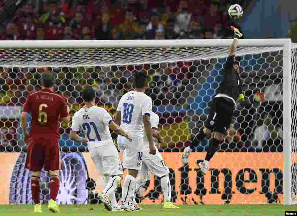 چلی کے گول کیپر اسپین کی طرف سے لگائی گئی ہِٹ کو ماہرانہ انداز میں روکتے ہوئے