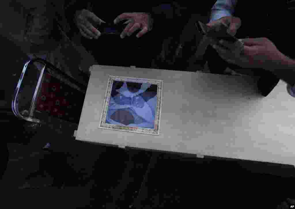 دھرنے کے دوران پولیس کے ساتھ جھڑپوں میں ہلاک ہونے والے ایک شخص کی میت۔ ہفتے کو پولیس اور مظاہرین کے درماین جھڑپوں میں اب تک چھ افراد کی ہلاکت کی تصدیق ہوچکی ہے جب کہ 200 سے زائد افراد زخمی ہیں۔