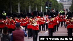 Anggota Batalyon 1 Pengawal Coldstream menghadiri upacara Pergantian Penjaga di luar Istana Buckingham di London, Inggris, 23 Agustus 2021. (Foto: REUTERS/Henry Nicholls)