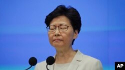 Carrie Lam, pemimpin eksekutif Hong Kong yang pro-Beijing, hari Selasa (18/6) meminta maaf kepada para demonstran. 