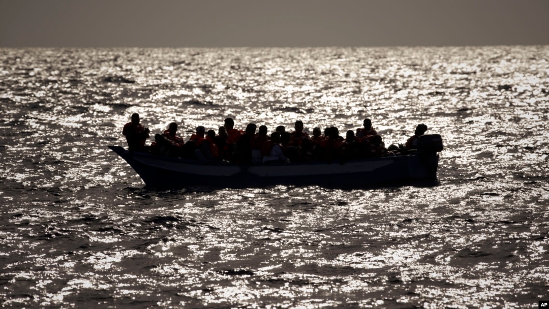 Para migran yang melarikan diri dari kekerasan di Libya, terkatung-katung di Laut Tengah sebelum ditolong oleh sebuah LSM Spanyol (foto: dok). 