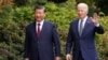 Presiden China Xi Jinping (kiri) dan Presiden AS Joe Biden saat mengadakan pertemuan di sela-sela KTT APEC di Woodside, California 15 November 2023 (foto: dok). 