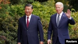 Presiden China Xi Jinping (kiri) dan Presiden AS Joe Biden saat mengadakan pertemuan di sela-sela KTT APEC di Woodside, California 15 November 2023 (foto: dok). 