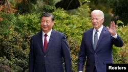 Tổng thống Mỹ Joe Biden (phải) gặp gỡ Chủ tịch Trung Quốc Tập Cận Bình bên lề Hội nghị thượng đỉnh APEC ở Woodside, California, hôm 15/11/2023.