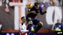 Le défenseur de Barcelone Clement Lenglet dispute le ballon avec Raul de Tomas, Espagne, le 3 novembre 2018. (Photo: BENJAMIN CREMEL / AFP)