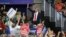 President Donald Trump saluda mientras deja un mítin político, el 20 de junio de 2018, en Duluth, Minnesota.