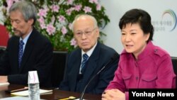 28일 한국 서울 인수위 회의실에서 열린 고용복지분과 토론회에 참석한 박근혜 대통령 당선인(오른쪽).