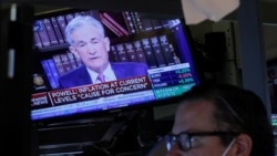 ARCHIVO - Una pantalla muestra al presidente de la Reserva Federal, Jerome Powell, hablando mientras un comerciante trabaja en la Bolsa de Valores de Nueva York en la ciudad de Nueva York, el 27 de agosto de 2021.