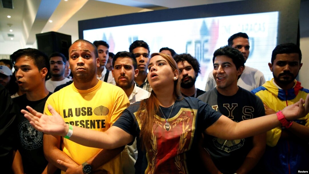 Supporters of Venezuela's coalition of opposition parties (MUD) react to results of gubernatorial elections, at campaign headquarters in Caracas, Oct. 15, 2017.