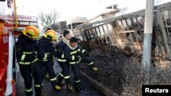 消防人員2018年11月28日在張家口市危化品大爆炸後的現場（路透社）