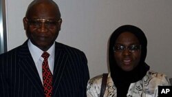 Dr. Isa Odidi tare da Dr. Amina Odidi a lokacin da kamfaninsu na IntelliPharmaceutics ya saye wani makeken kamfanin sarrafa magunguna na kasar Canada a shekarar 2009.