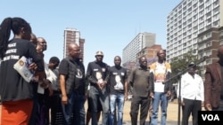 Izizalwane zeZimbabwe koele South Africa.