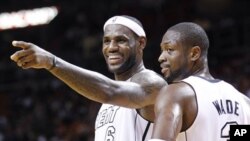 LeBron James dan Dwyane Wade dari Miami Heats dalam pertandingan dengan New Orleans Hornets. (AP/Wilfredo Lee).