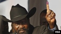 Presiden Sudan Selatan, Salva Kiir, menunjukkan jarinya setelah memberi suara pada referendum di Juba, Sudan Selatan (1/9).