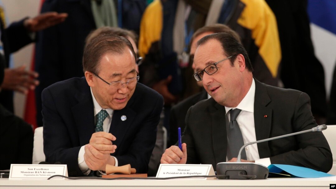 Presiden Perancis Francois Hollande, kanan, berbicara dengan Sekjen PBB Ban Ki-moon saat menghadiri acara "The Climate Challenge and African solutions" pada COP21, Konferensi Perubahan Iklim PBB, di Le Bourget, Paris utara, 1 Desember 2015.