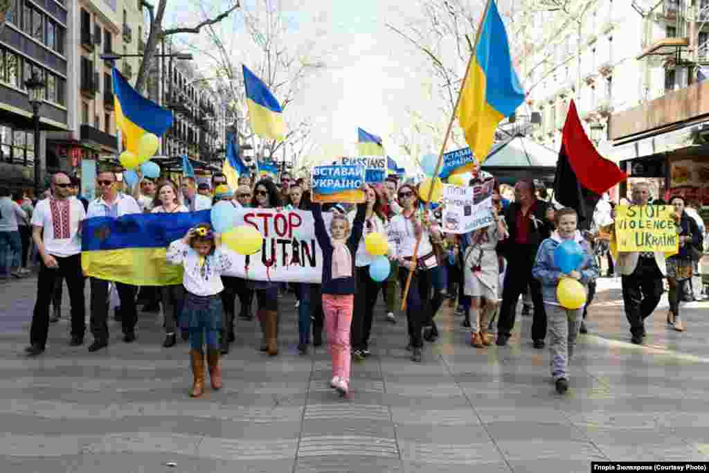 Барселона &quot;З мітингу всі учасники вирушили колоною та пройшли мирним маршем-маніфестацією на підтримку єдності та миру в Україні по головному проспекті міста &ndash; бульвару Ла Рамбла. Це привернуло увагу тисяч людей: як місцевих, так і туристів з різних країн світу&quot;, - повідомляє Глорія Грозяк.